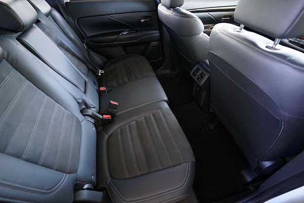 2019 Mitsubishi OUTLANDER OUTLANDER BLACK EDITION 7 SEAT (AWD) ZL6B46