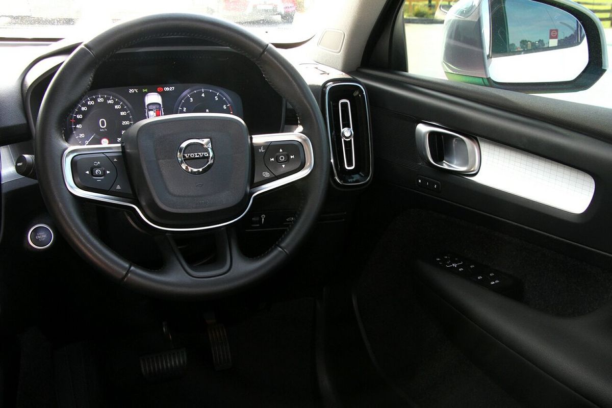 2020 Volvo XC40 T4 Momentum
