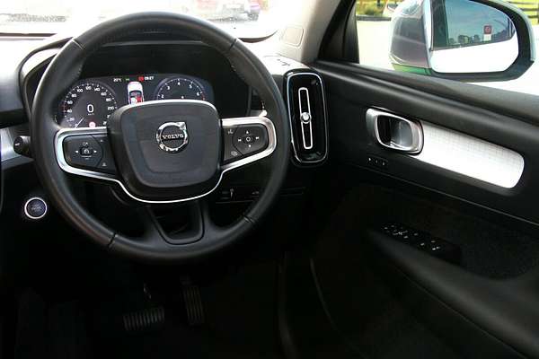 2020 Volvo XC40 T4 Momentum