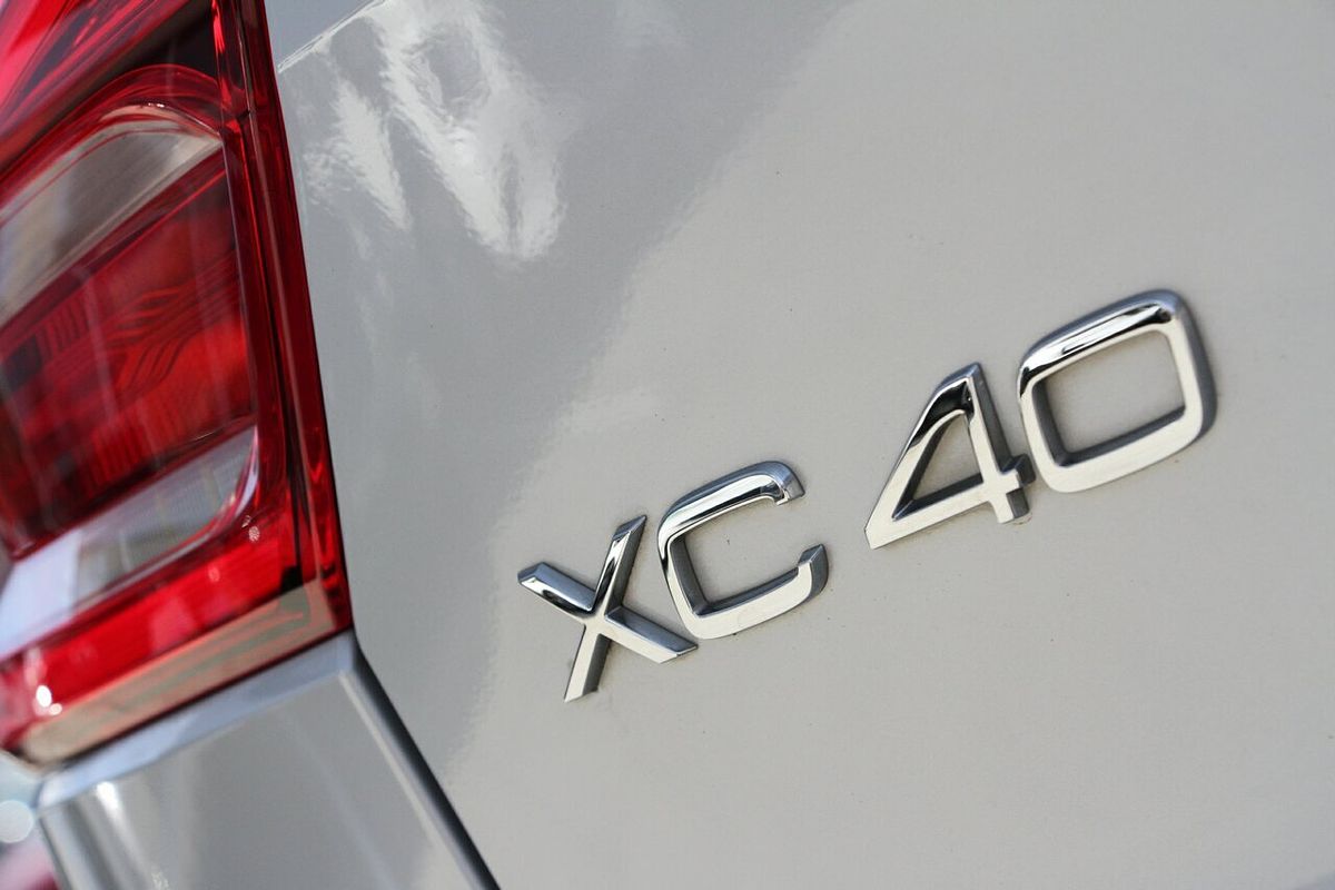 2020 Volvo XC40 T4 Momentum