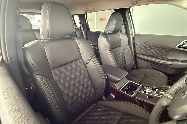 2024 Mitsubishi Outlander LS ZM