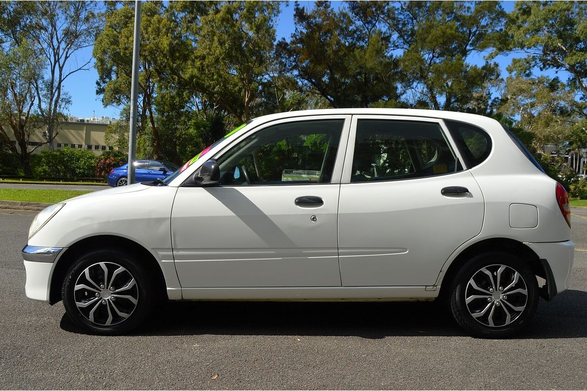 2004 Daihatsu Sirion M100RS