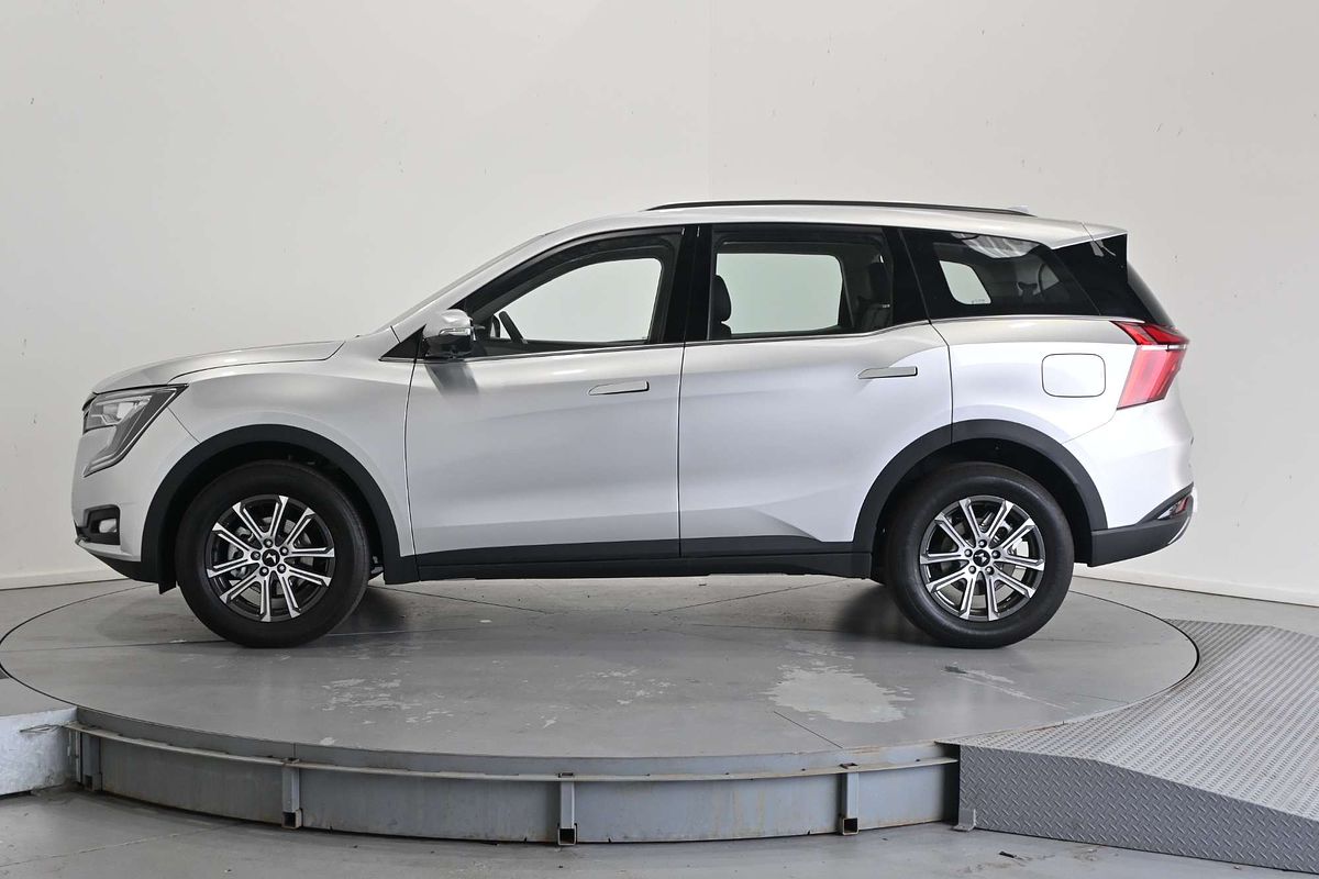 2025 Mahindra XUV700 AX7L