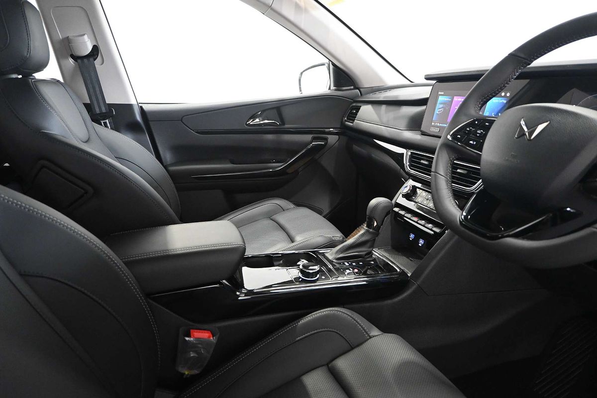 2025 Mahindra XUV700 AX7L