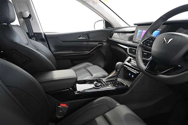 2025 Mahindra XUV700 AX7L