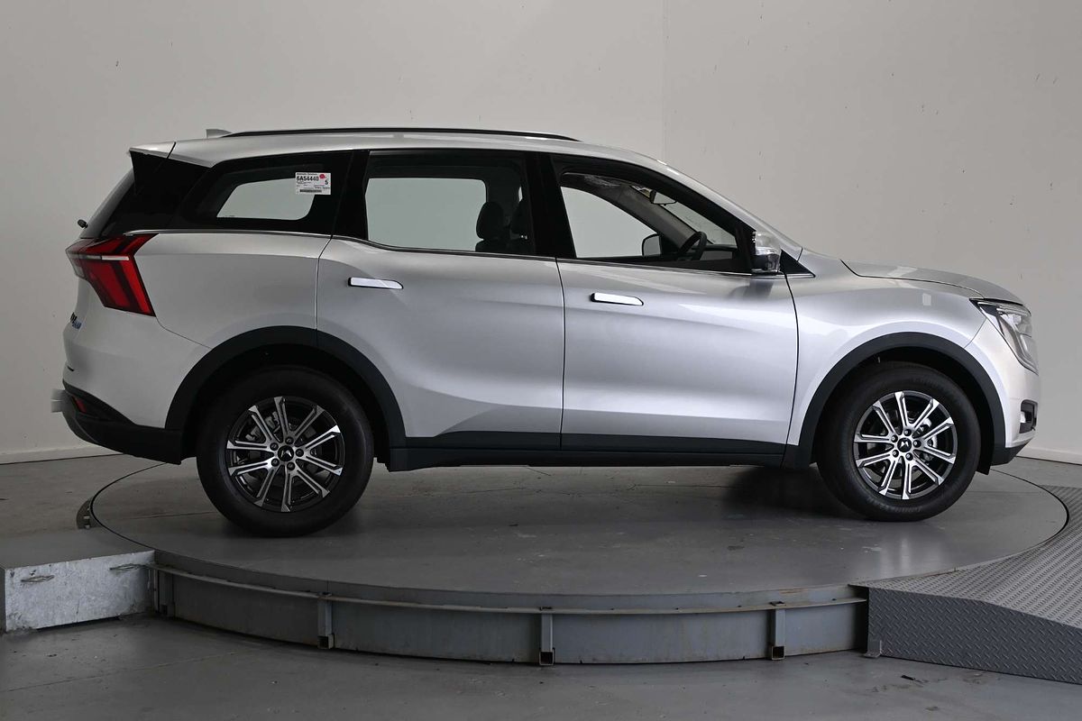 2025 Mahindra XUV700 AX7L