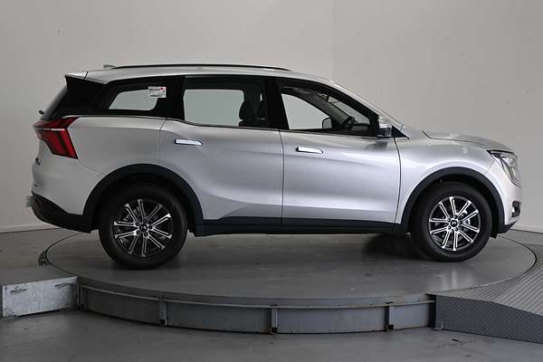 2025 Mahindra XUV700 AX7L