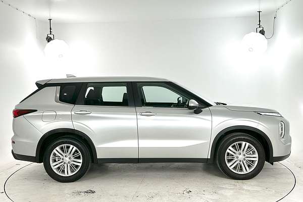 2022 Mitsubishi Outlander ES ZM
