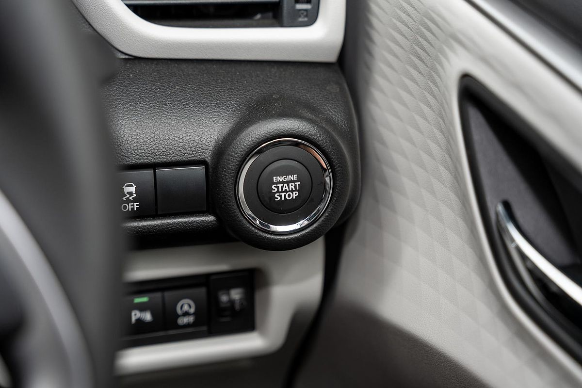2025 Suzuki Swift Hybrid GLX UZ