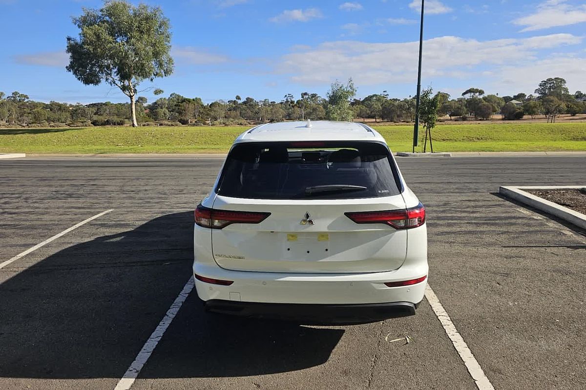 2024 Mitsubishi Outlander ES ZM
