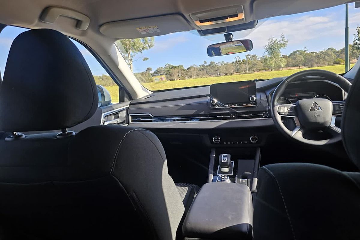 2024 Mitsubishi Outlander ES ZM