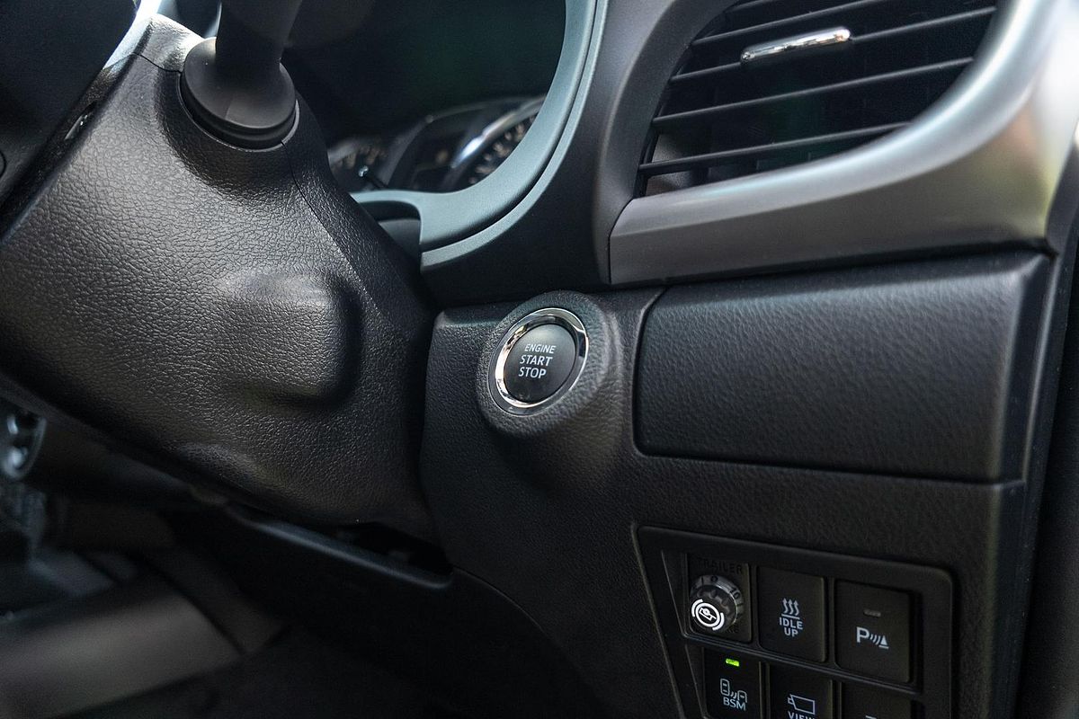 2025 Toyota Hilux SR5 48V GUN126R 4X4