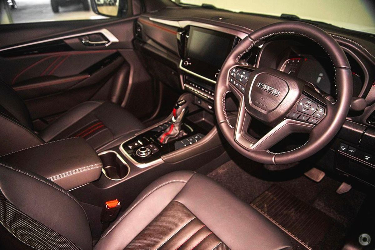 2025 Isuzu MU-X X-TERRAIN