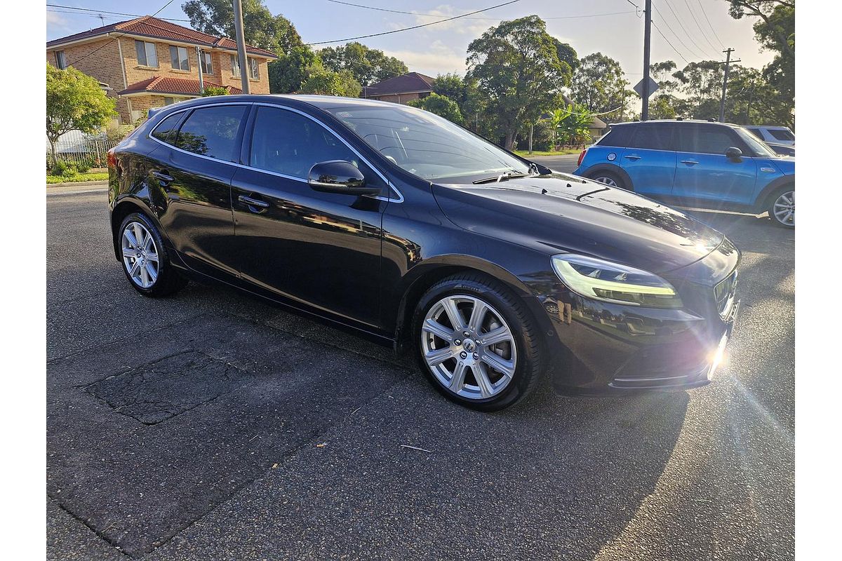 2018 Volvo V40 Cross Country T4