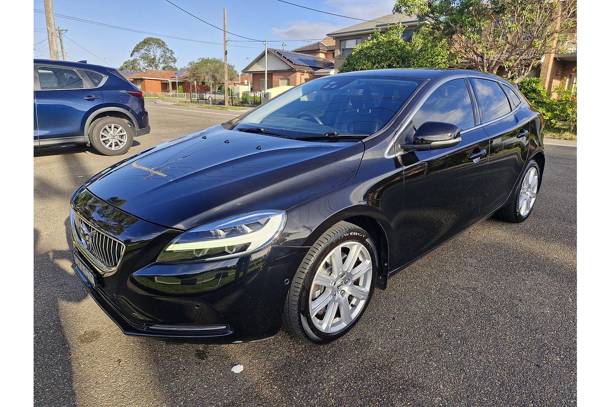 2018 Volvo V40 Cross Country T4