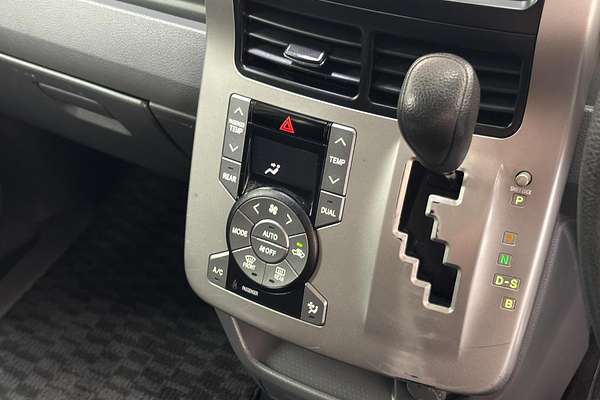 2009 Toyota VOXY WELCAB ZRR70