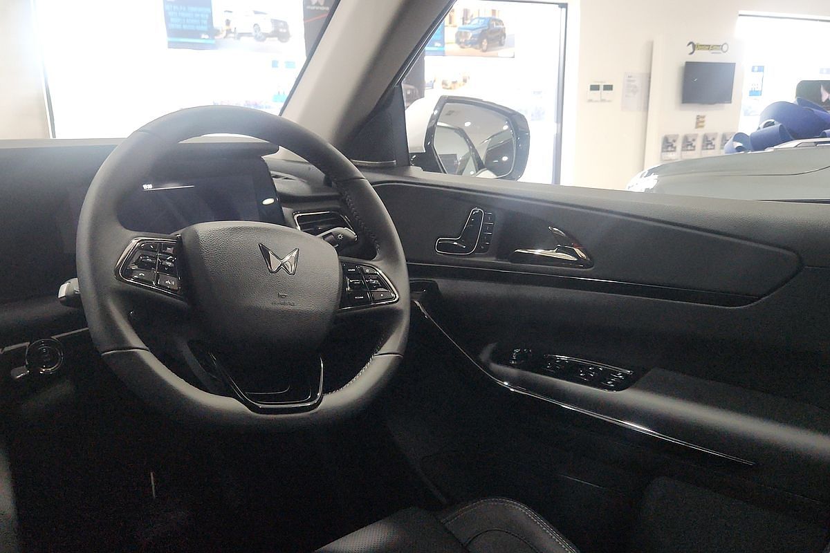 2025 Mahindra XUV700 AX7L