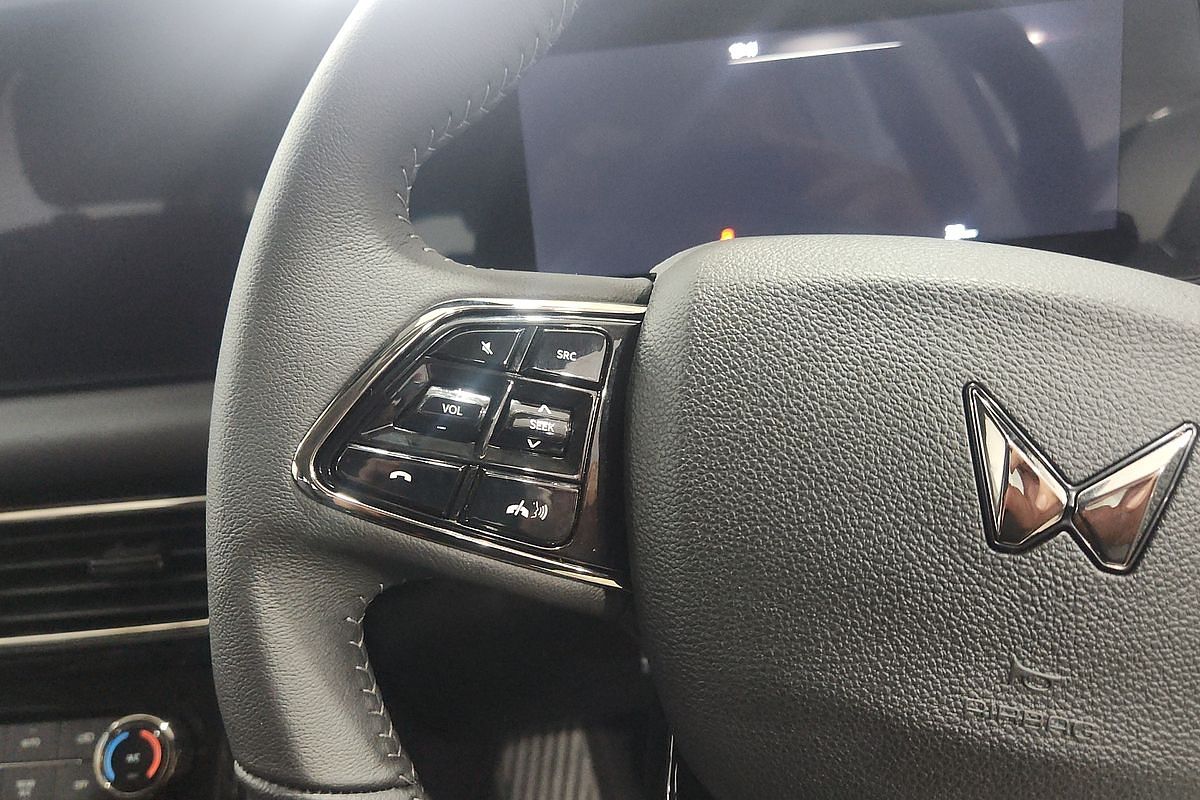 2025 Mahindra XUV700 AX7L