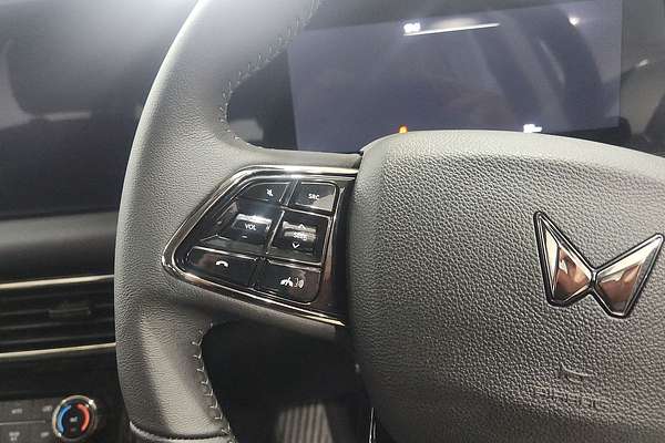 2025 Mahindra XUV700 AX7L