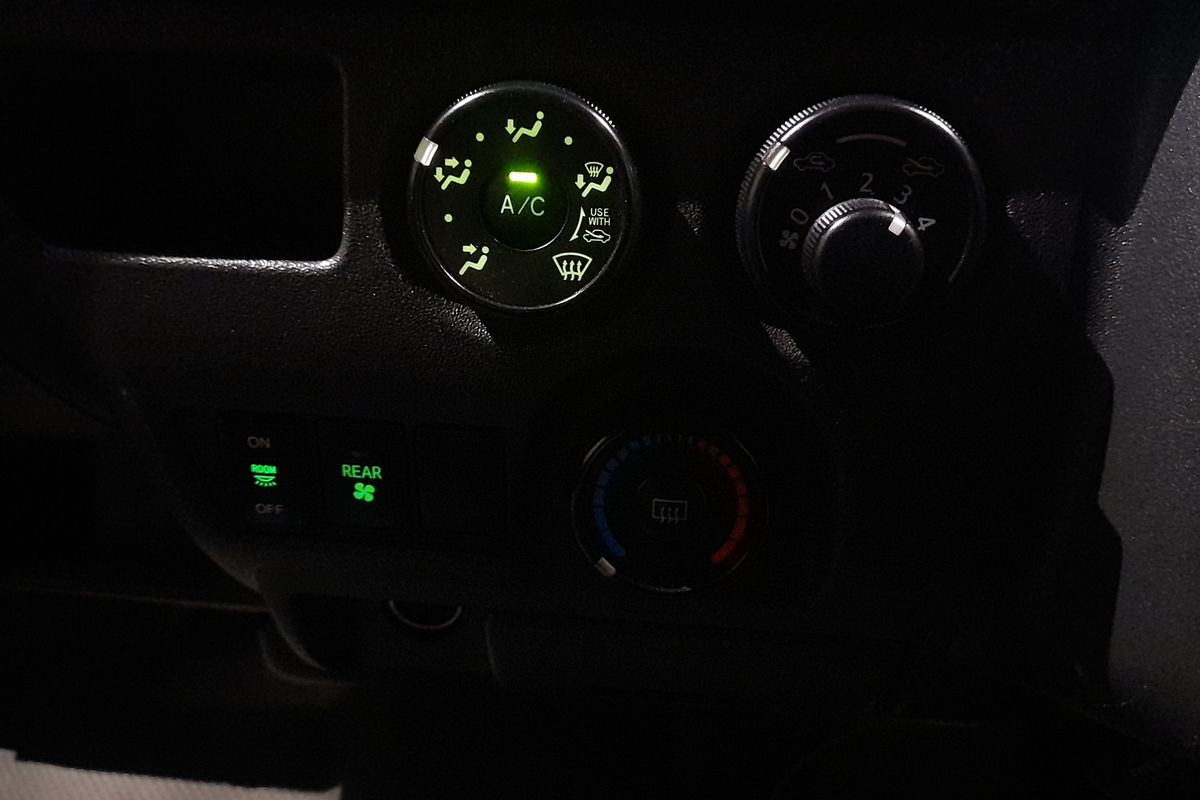 2018 Toyota Hiace Commuter KDH223R