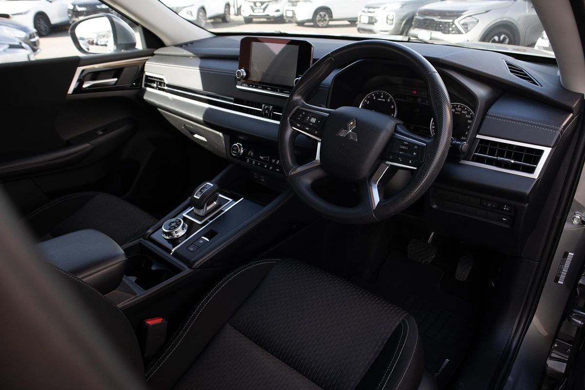 2023 Mitsubishi Outlander ES ZM