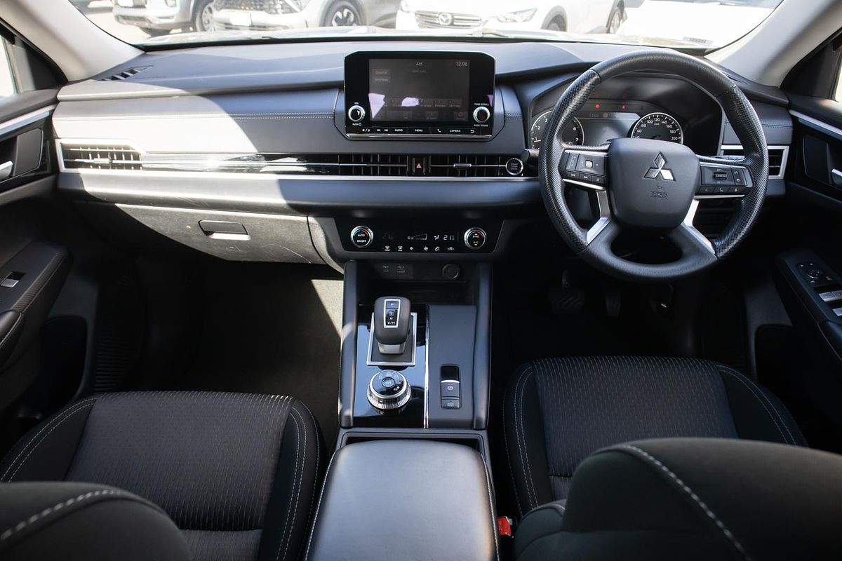 2023 Mitsubishi Outlander ES ZM