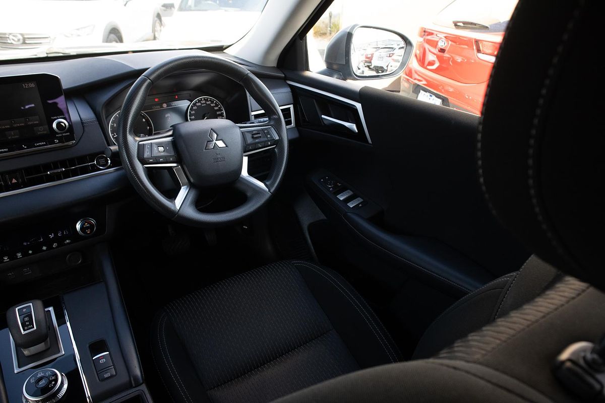 2023 Mitsubishi Outlander ES ZM