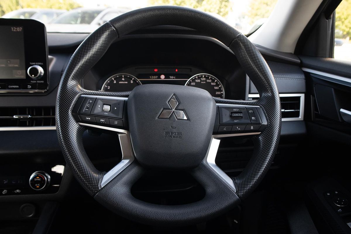 2023 Mitsubishi Outlander ES ZM