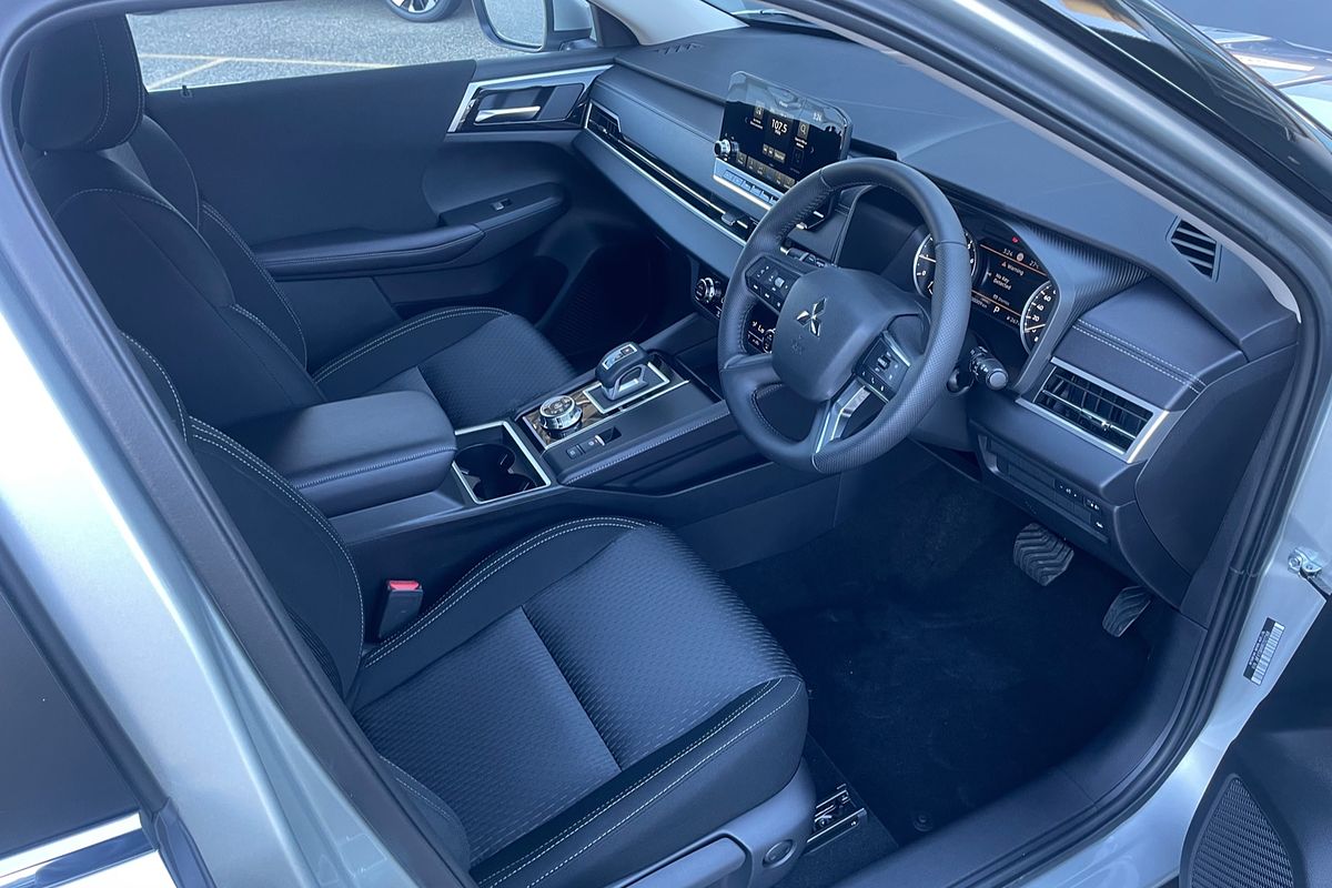 2024 Mitsubishi Outlander LS ZM