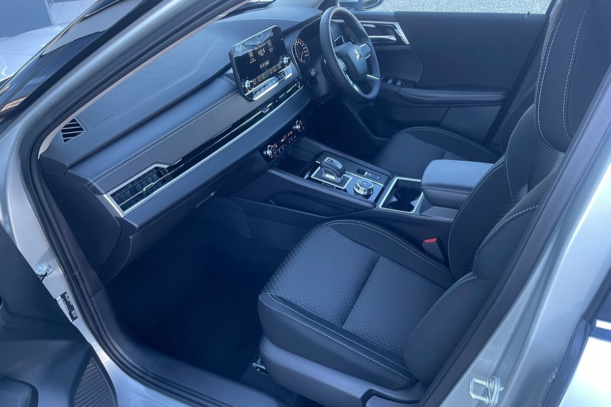 2024 Mitsubishi Outlander LS ZM