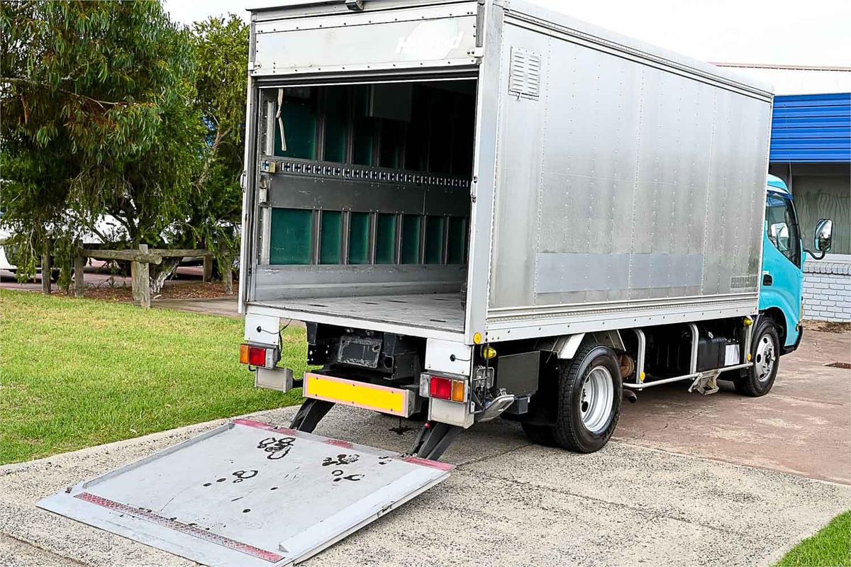 2006 Toyota Dyna Hybrid XKU