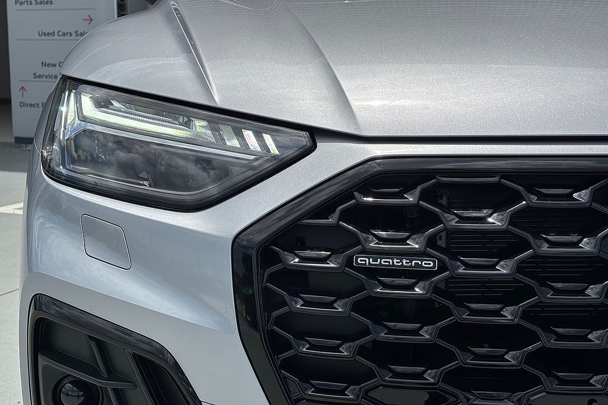 2023 Audi Q5 55 TFSI e S line FY