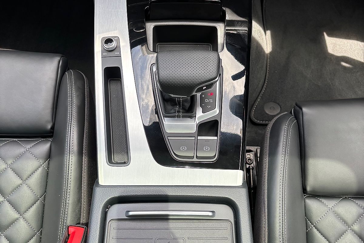 2023 Audi Q5 55 TFSI e S line FY