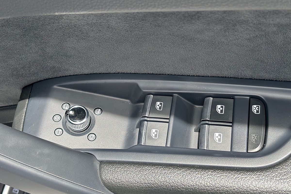 2023 Audi Q5 55 TFSI e S line FY