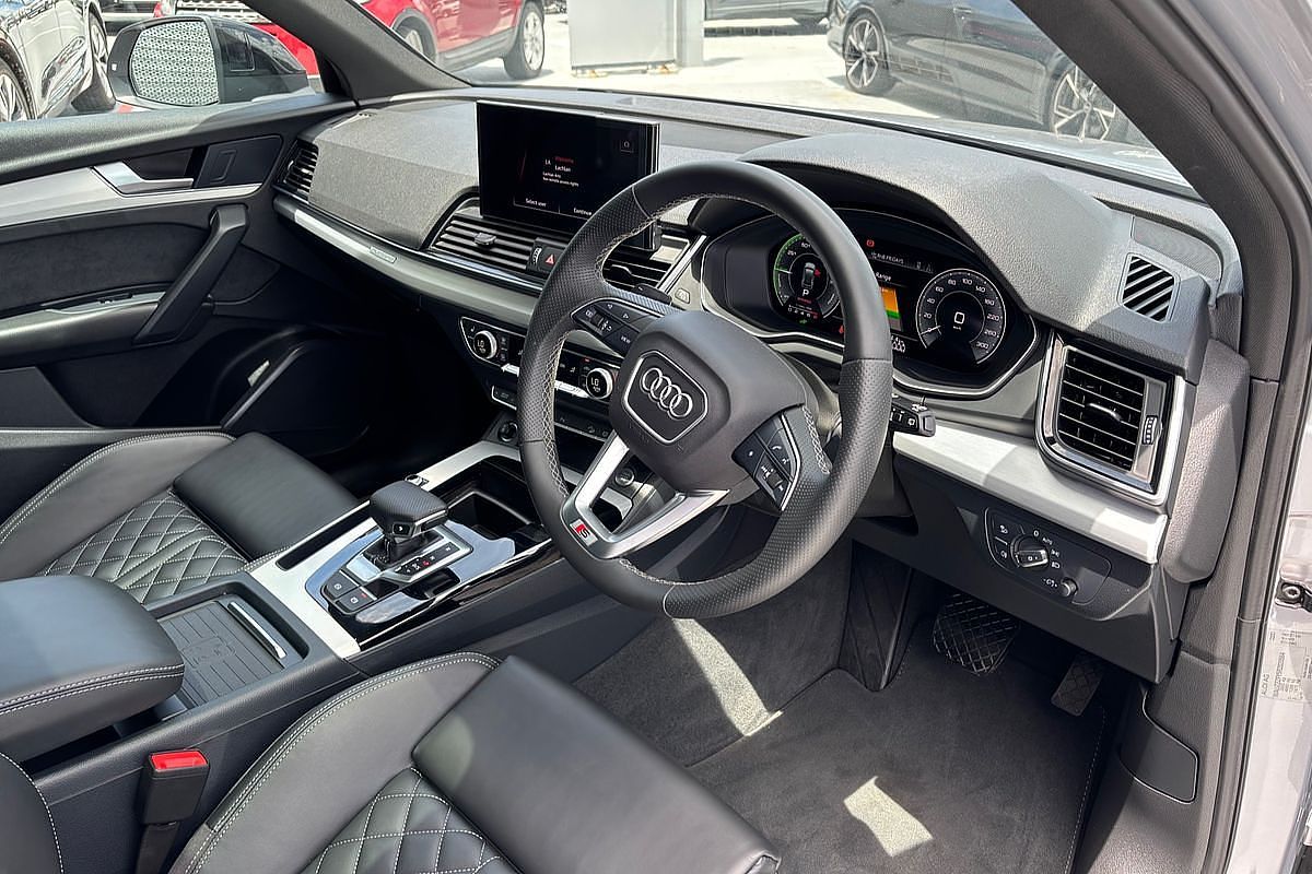2023 Audi Q5 55 TFSI e S line FY