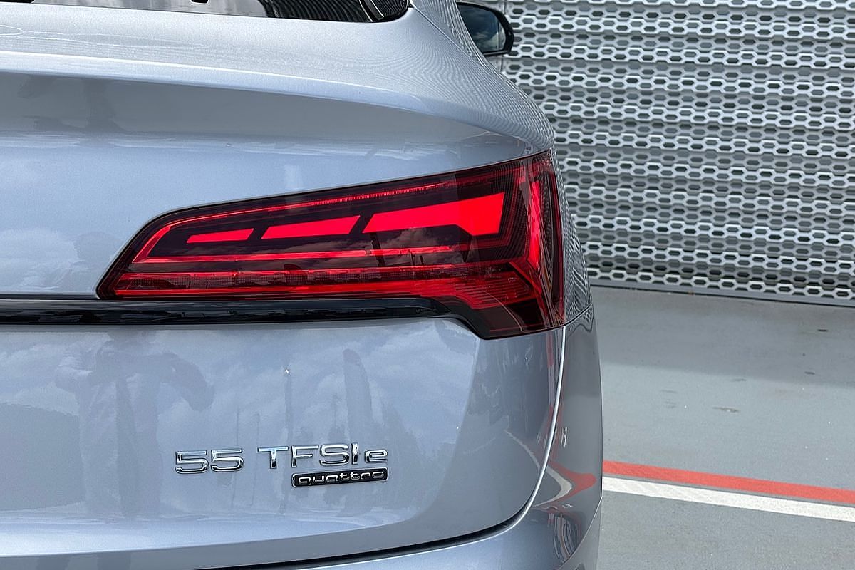 2023 Audi Q5 55 TFSI e S line FY