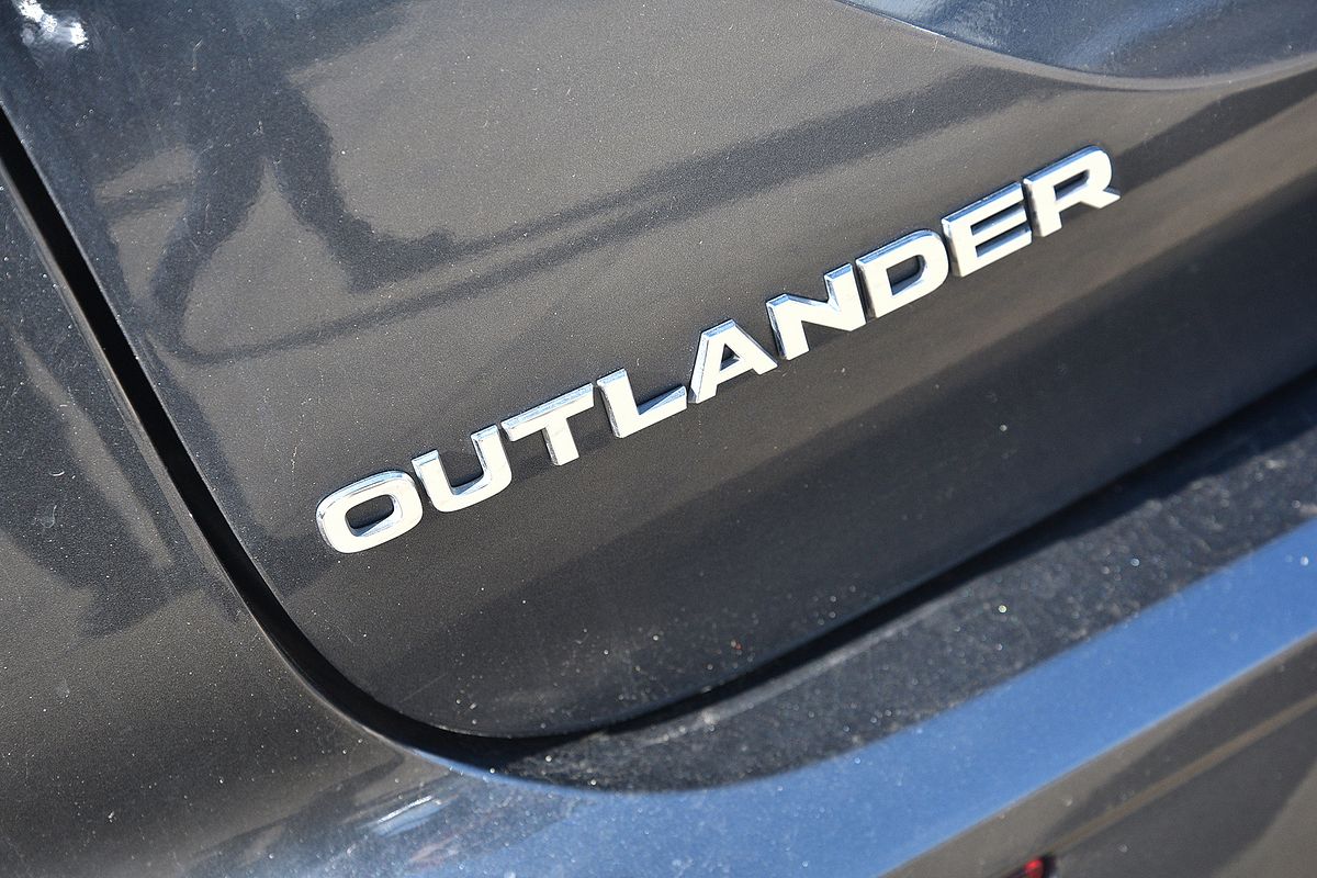 2024 Mitsubishi Outlander LS ZM