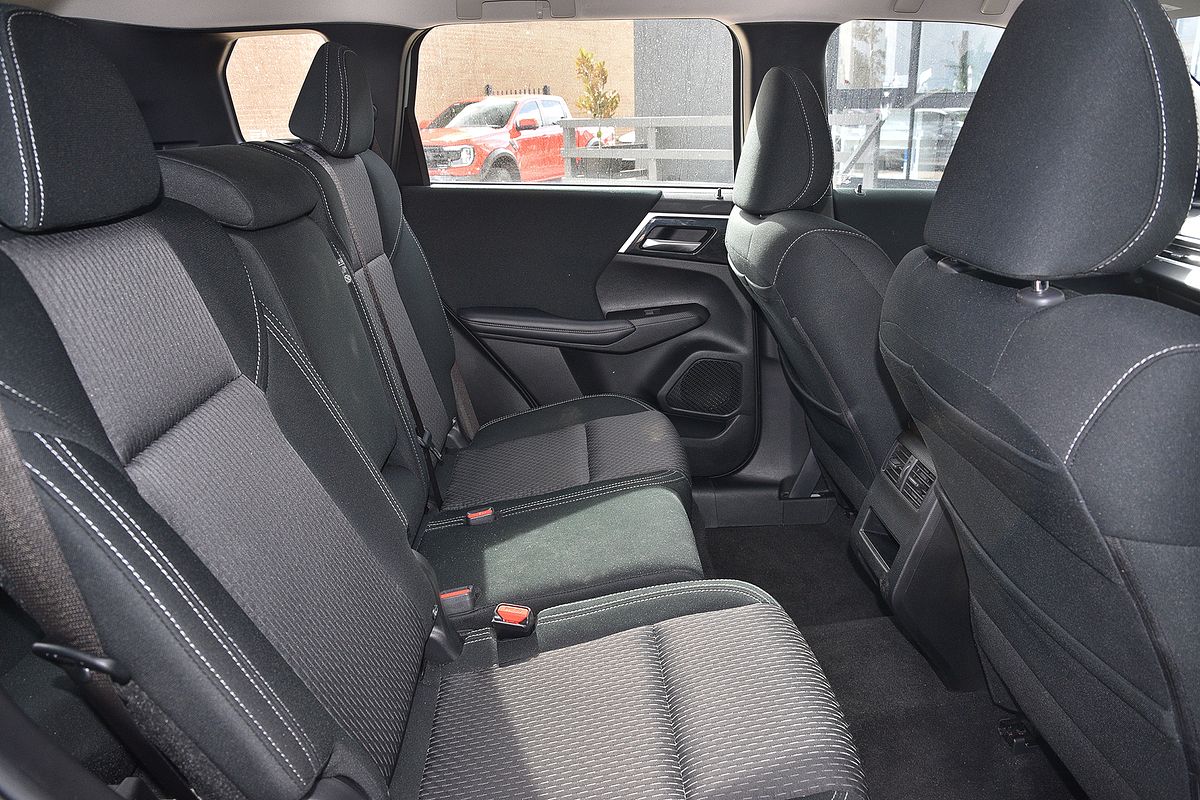 2024 Mitsubishi Outlander LS ZM