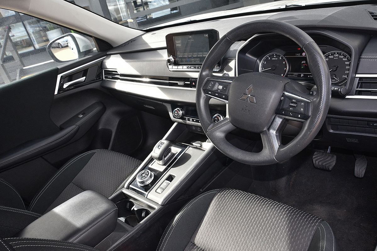 2024 Mitsubishi Outlander LS ZM