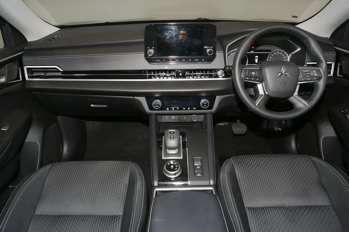 2024 Mitsubishi Outlander LS ZM
