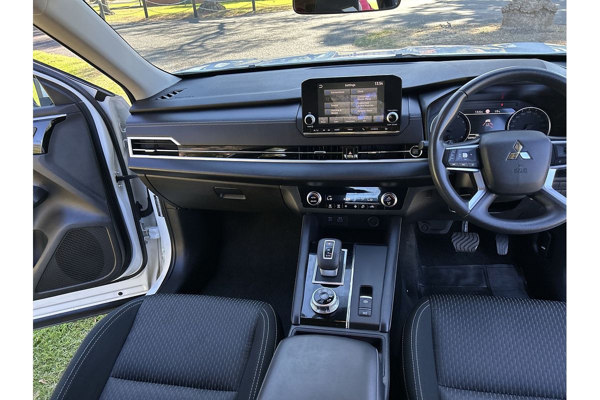 2023 Mitsubishi Outlander ES ZM