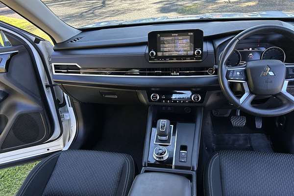 2023 Mitsubishi Outlander ES ZM