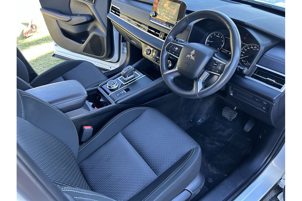 2023 Mitsubishi Outlander ES ZM