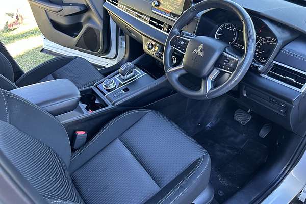 2023 Mitsubishi Outlander ES ZM