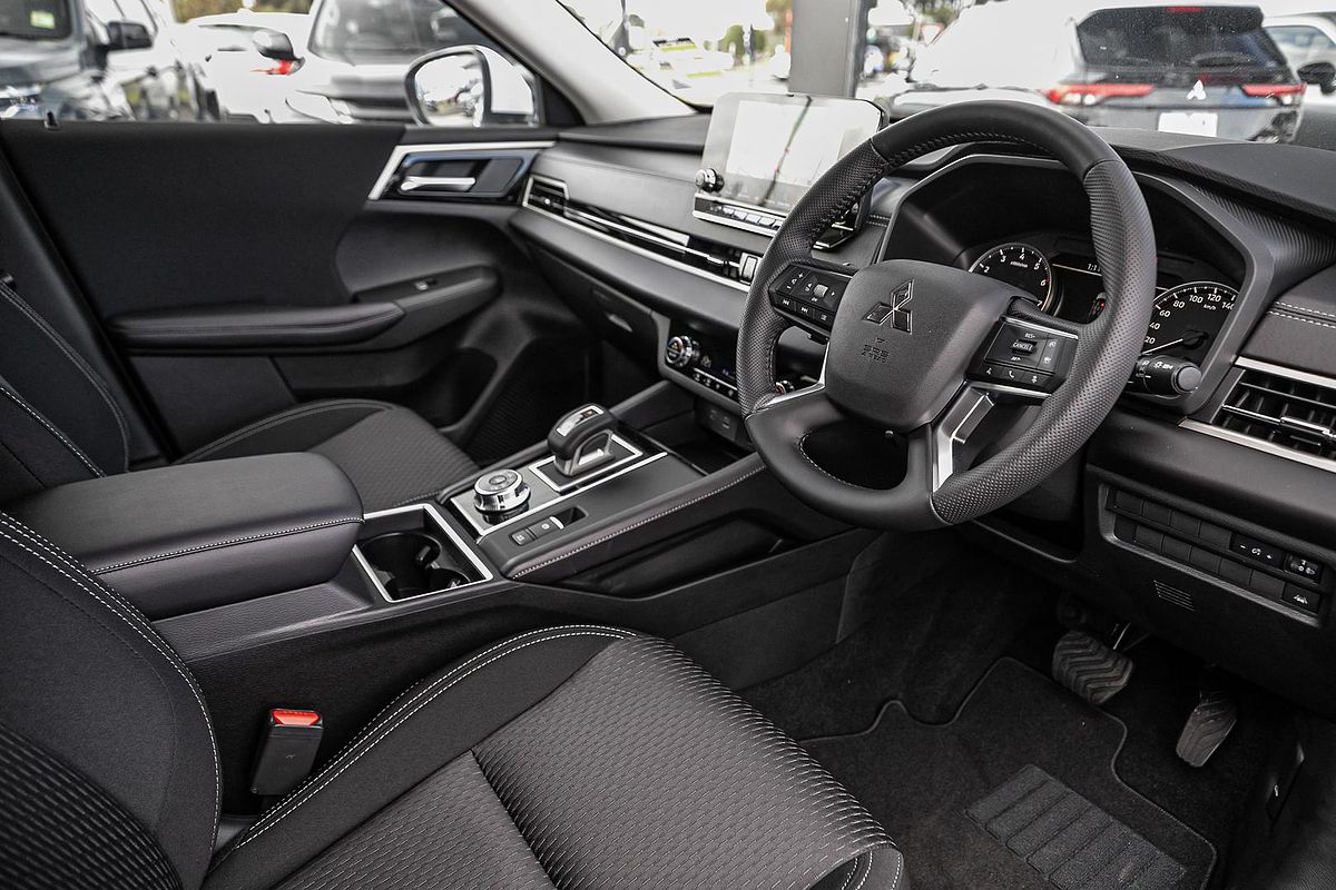 2025 Mitsubishi Outlander LS ZM