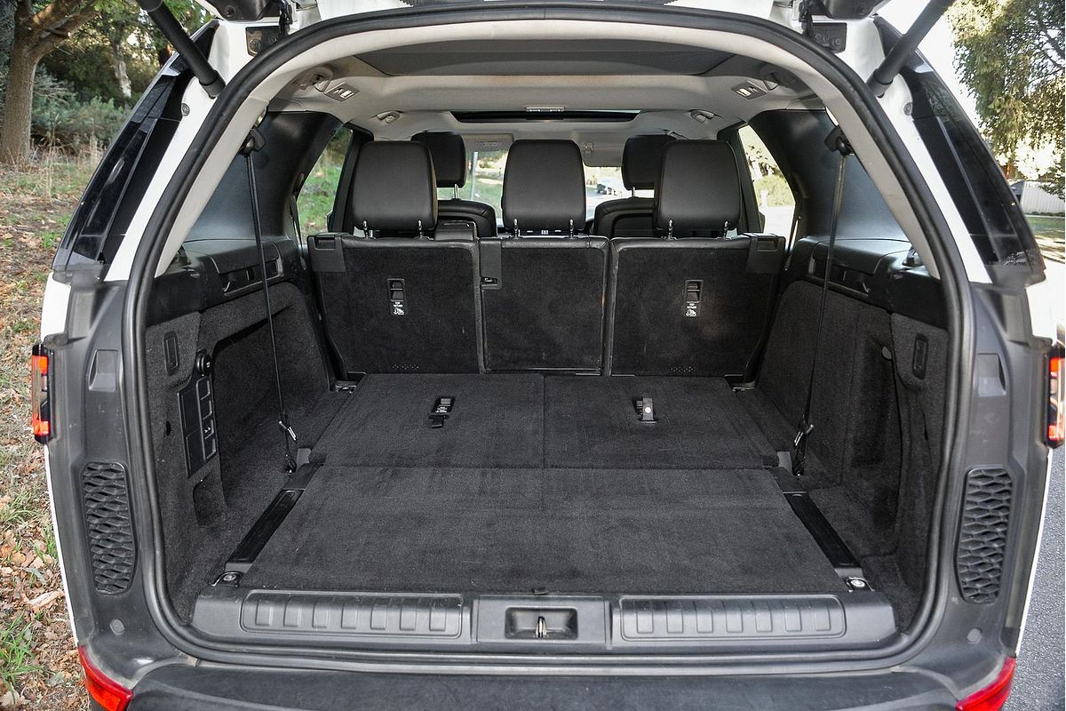 2019 Land Rover Discovery SD6 SE Series 5