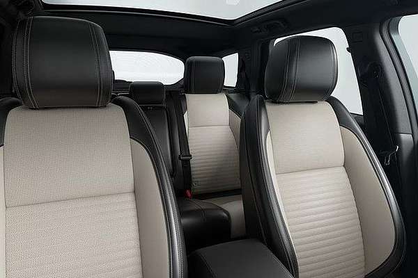 2025 Land Rover Discovery Sport P300e Dynamic SE L550