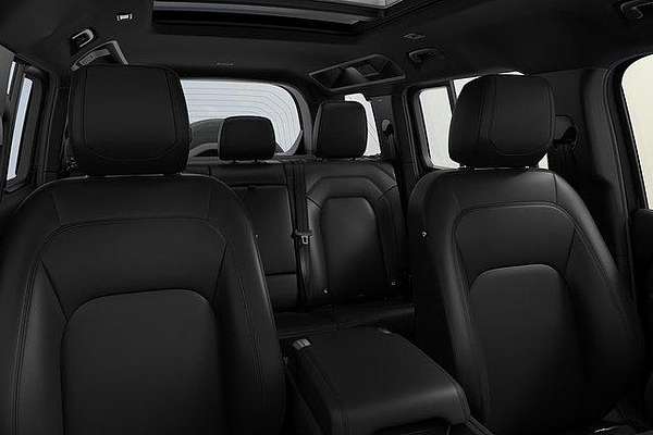 2025 Land Rover Defender 110 P400e X-Dynamic SE L663