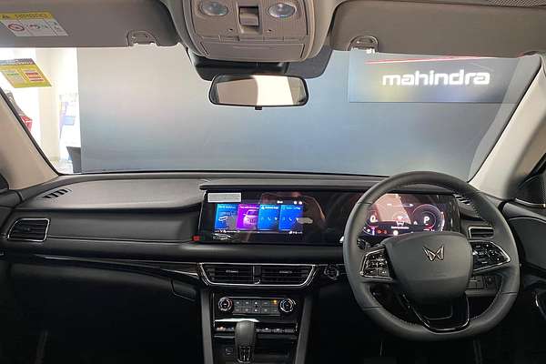 2025 Mahindra XUV700 AX7L