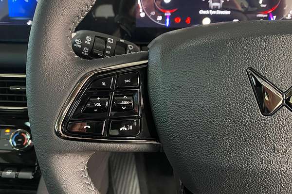 2025 Mahindra XUV700 AX7L